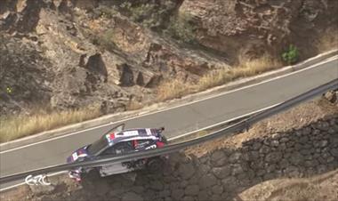 /vidasocial/piloto-de-rally-casi-cae-al-vacio-durante-carrera/50508.html