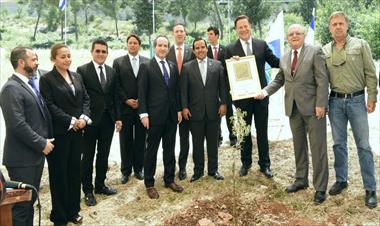 /vidasocial/varela-planta-arbol-en-jerusalen/77373.html