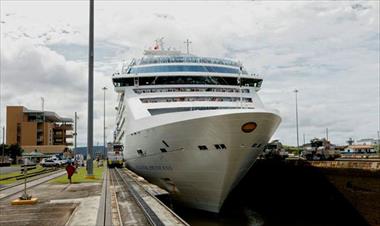 /vidasocial/canal-de-panama-recibe-a-la-primera-embarcacion-de-la-temporada-de-cruceros-2017-2018/65588.html