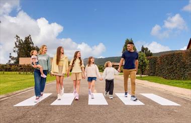 /spotfashion/la-leyenda-del-futbol-colombiano-radamel-falcao-firma-con-skechers/106973.html