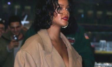 /spotfashion/rihanna-asistio-con-vestuario-oversized-a-la-gala-benefica-de-la-escuela-parsons/52145.html