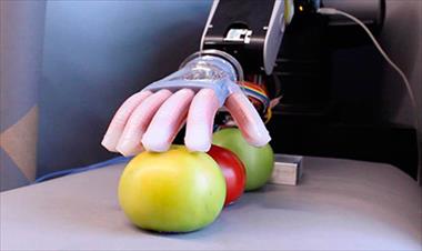 /zonadigital/cientificos-han-creado-una-mano-robotica-con-sentido-del-tacto/37728.html