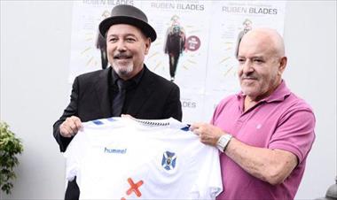 /vidasocial/ruben-blades-presento-la-nueva-camiseta-del-cd-tenerife/58267.html