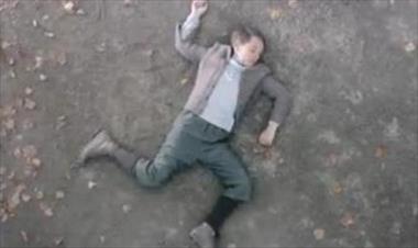 /vidasocial/polemica-sobre-un-spot-de-un-mercedes-que-atropella-a-hitler-de-nino/21811.html