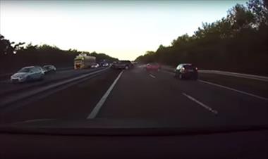 /zonadigital/piloto-automatico-de-tesla-advierte-accidente-de-transito-antes-de-que-pasara/38609.html