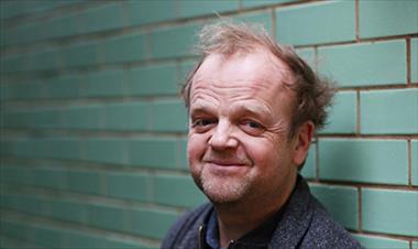 /cine/toby-jones-protagonizara-la-miniserie-biografica-de-lou-pearlman/35105.html