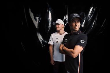 /spotfashion/tommy-hilfiger-y-el-equipo-cadillac-formula-1-lanzan-fanwear-para-una-nueva-era-de-la-ropa-deportiva-moderna/106571.html