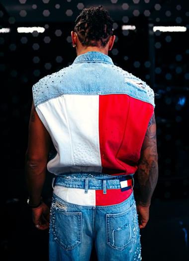/spotfashion/lewis-hamilton-luce-custom-tommy-hilfiger-en-el-gran-premio-de-abu-dabhi/105174.html