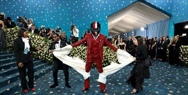 /spotfashion/tommy-hilfiger-lleva-a-hollywood-a-la-met-gala-con-la-iconica-entrada-de-damson-idris-en-un-auto-de-f1/105660.html