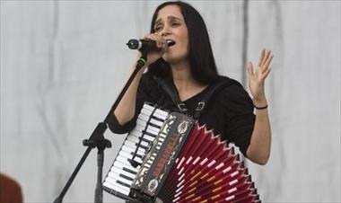 /musica/julieta-venegas-nos-cuenta-que-tuvo-que-dar/17870.html