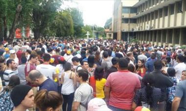 /vidasocial/venezolanos-residentes-en-panama-votan-en-consulta-popular-de-forma-masiva/57641.html
