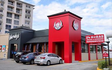 /vidasocial/el-hambre-no-duerme-y-los-antojos-no-tienen-horario-wendy-s-panama-potencia-su-auto-servicio-24-horas-de-jueves-a-domingo/106678.html