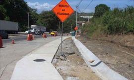 Camin articulado cae de un puente