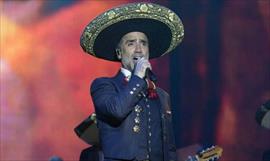 Alejandro Fernndez se cae en el suelo durante un concierto