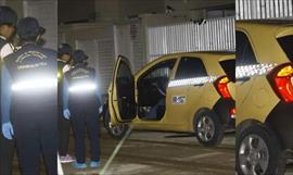Encuentran a un hombre muerto dentro de un auto