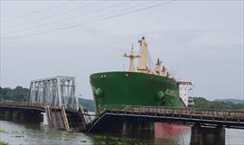 Dos turistas se lanzan a las aguas del Canal de Panam