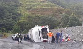 Bus que recogió pasajeros fuera de ruta terminó volcado