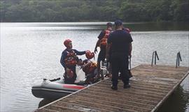 Periodista Lin Yueng prueba el nuevo colchn de salvamento del Cuerpo de Bomberos de Panam