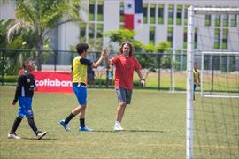 Scotiabank fomenta el fútbol junto a Jaime Penedo