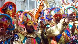 El despilfarro de agua en carnaval, logra inspirar obra de arte contempornea