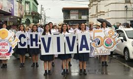 Realizan quema de banderas desgastadas en colegio Jos Daniel Crespo