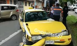 Encuentran a un hombre muerto dentro de un auto
