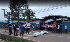 Sufren para pasar puente en Puerto Caimito