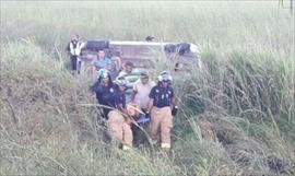 Bus que recogi pasajeros fuera de ruta termin volcado