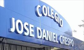 Realizan quema de banderas desgastadas en colegio Jos Daniel Crespo