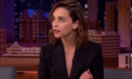 Emilia Clarke luce una chaqueta noventera estilo Oversize