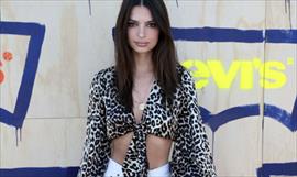 Emily Ratajkowski de total black en el front row del desfile de JACQUEMUS