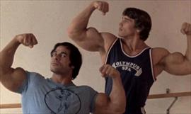 Calum Von Moger interpretar a un joven Arnold Schwarzenegger