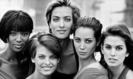 Supermodelos cruzan la lnea y presentan sus diseos