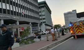 Protestan en contra del allanamiento de la sede Mosack Fonseca