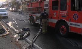 Beb que qued atrapado en un carro es rescatado por Bomberos