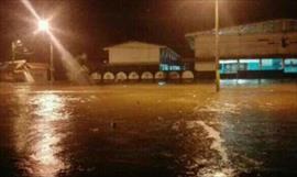 Lluvia sorprende a docentes y estudiantes en Coln