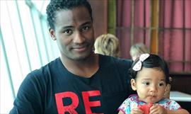 Israel Duffus y Gemma Marn feliz con su hija