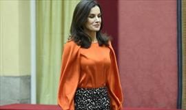 Letizia luciendo chaqueta sobre top de satn de color menta