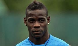 Balotelli no la pasa mal. Miren a su nueva novia