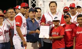 Al estadio infantil le colocan grama