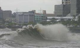 Video: Mira a este surfista que se monta a una ola de 30 mts!!