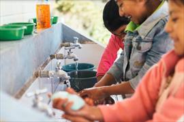 Kimberly-Clark y Discovery lanzan iniciativa de concientización que visibiliza la falta de acceso a saneamiento y agua potable en la región