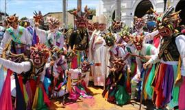 Realizan desfile para celebrar los 50 aos de fundados del colegio Jos Daniel Crespo de Chitr