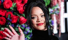 Cara Delevigne tampoco se resisti al escote de Rihanna y as reaccion