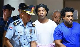Ronaldinho sale de prisión y continuará en arresto domiciliario