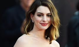 Anne Hathaway lucio sus curvas en espectacular vestido Atelier Versace