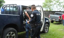 Un agente de seguridad borracho se le escapa un tipo en Pizzera Italia