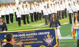 Realizan quema de banderas desgastadas en colegio Jos Daniel Crespo