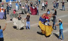 La banda Herberto Lpez preparndose para la Parada de las Rosas