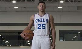 Simmons se fractur el pie derecho